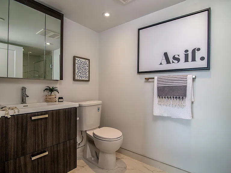 19 Erskine Ave #1810 — Photo 27