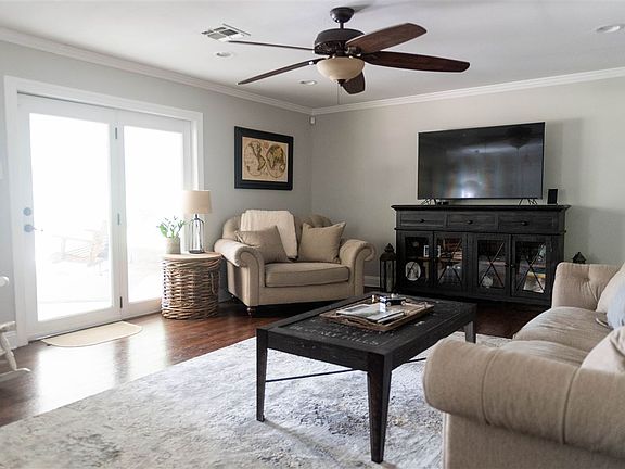 5th image of 211 Emerald Dr