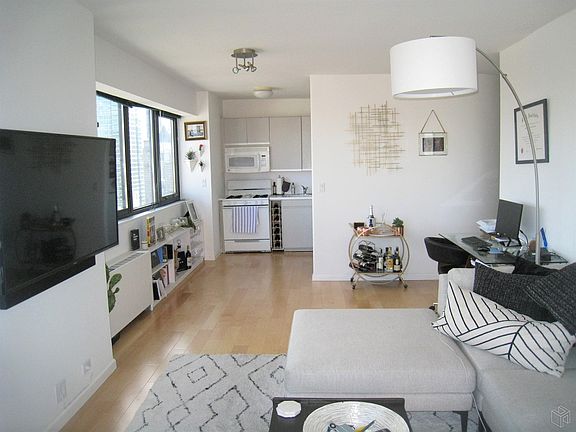 2nd image of 200 E 61st St APT 28F