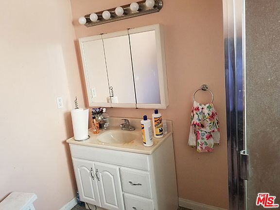 4th image of 914 W 60th St