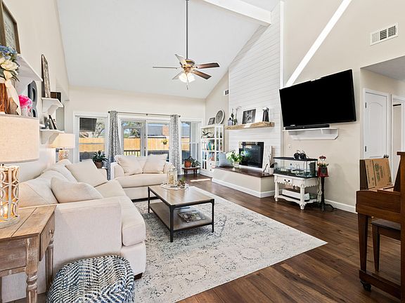 5th image of 207 Cottontail Ln