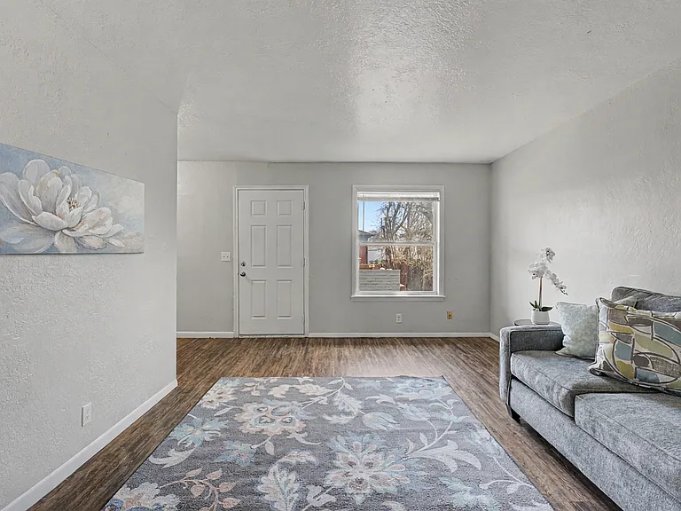 Charl Ann Apartments — Photo 10