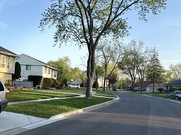Exterior Neighborhood (street photo)