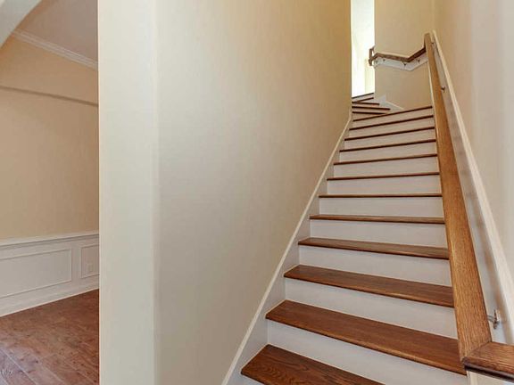 5th image of 141 Ellsworth Cir