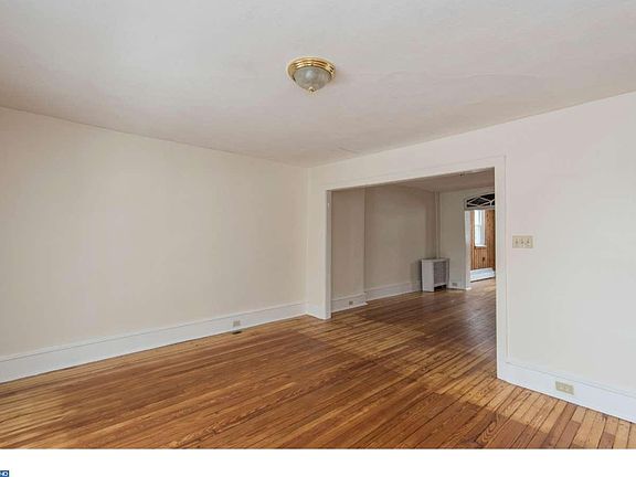 4th image of 323 W Elm St