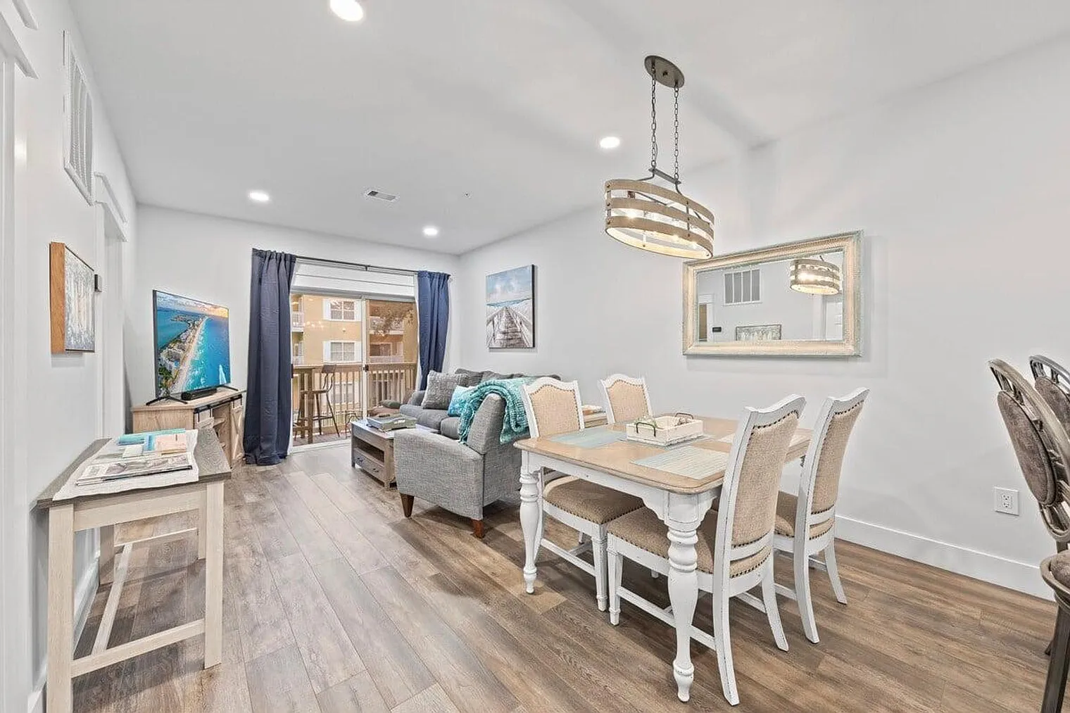 2 bed, 2.0 bath, 936 sqft, $2,134 — Photo 2