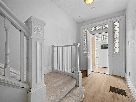 Entry Foyer. Photo As of Aug 2022.