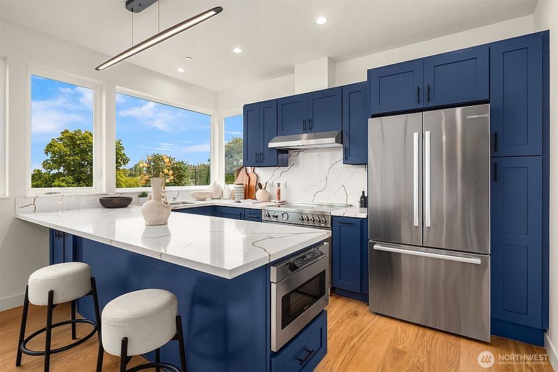 4th image of 532 W Barrett Street