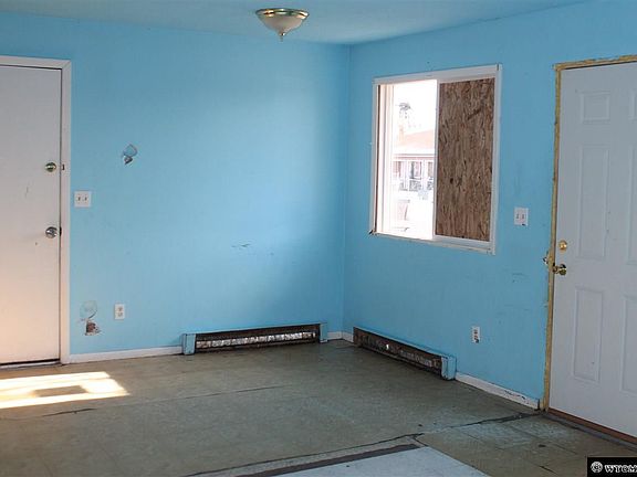 3rd image of 826 Liberty Dr