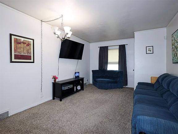4th image of 1318 E Douglas Ave