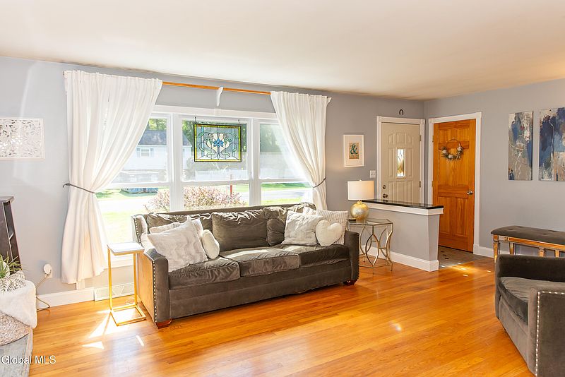 4th image of 28 Sandalwood Lane