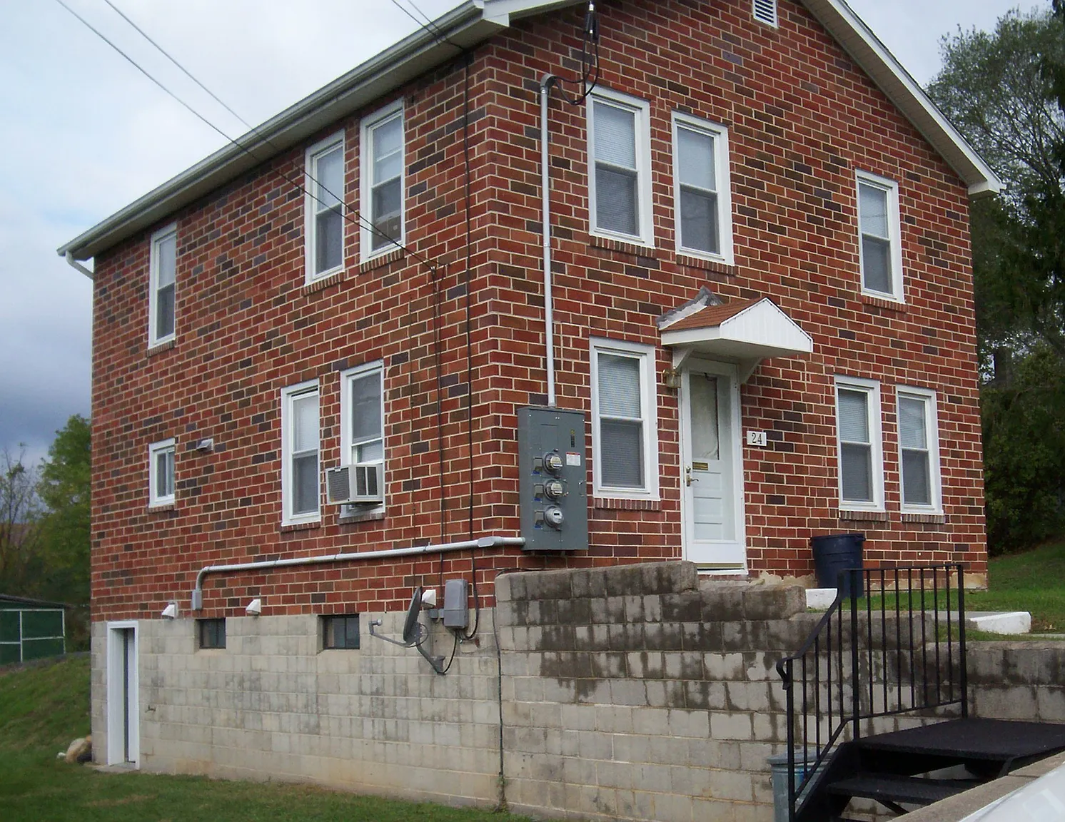 24 Pine St photo 1