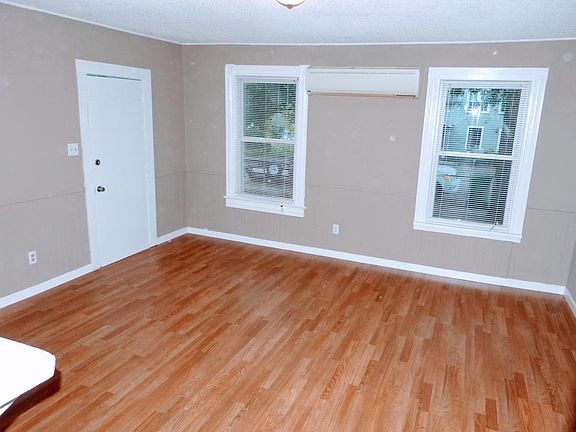 3rd image of 3304 Bradley St SW