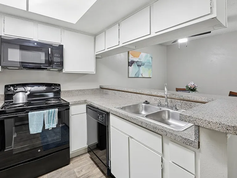 Westdale Pointe — Photo 10