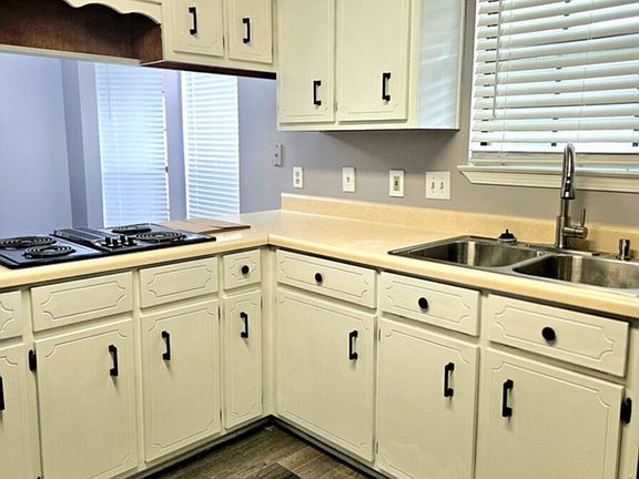 3rd image of 5808 Hermitage Cir