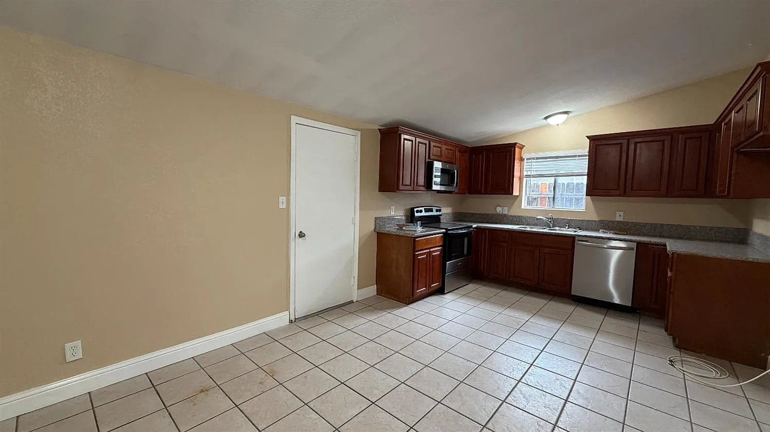 4 bed, 1200 sqft, $2,050 — Photo 4