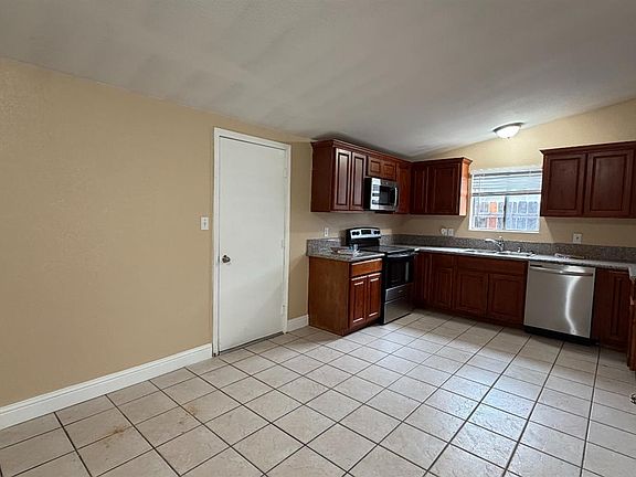 4th image of 136 Pico Ave