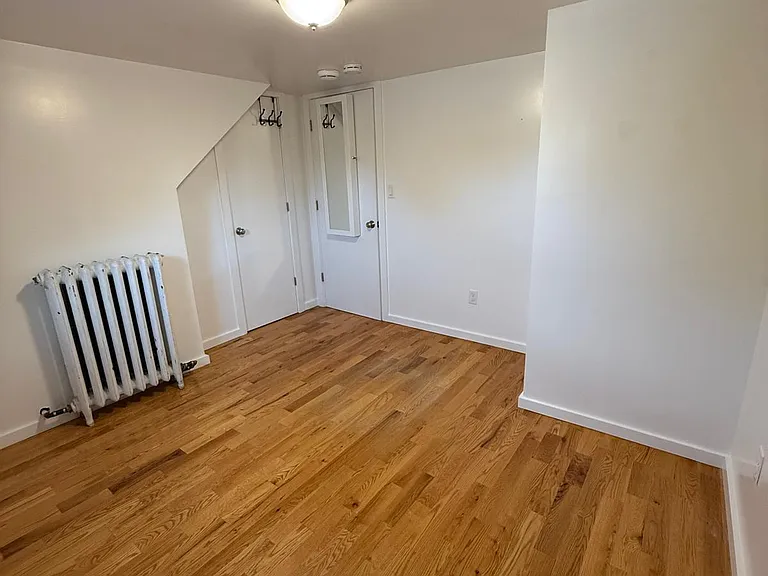 548 Queen St — Photo 15