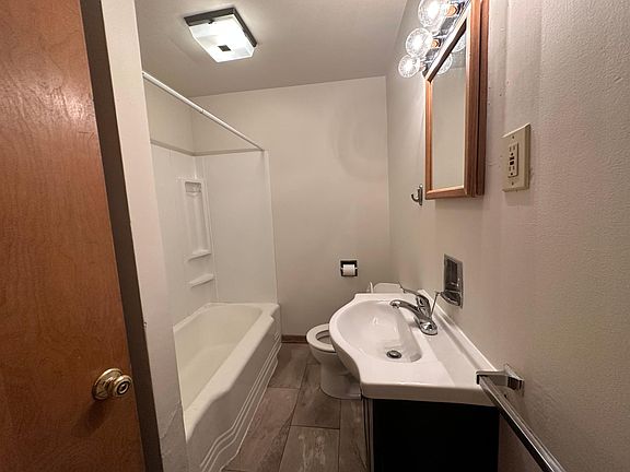 5th image of 218 10th Ave N #2