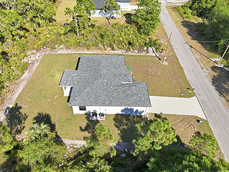 825 Carbon St E — Photo 8