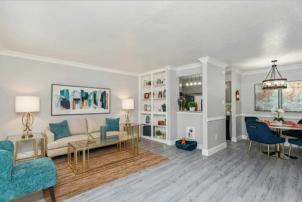 Del Mar Apartments