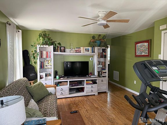 3rd image of 31 Edwin St