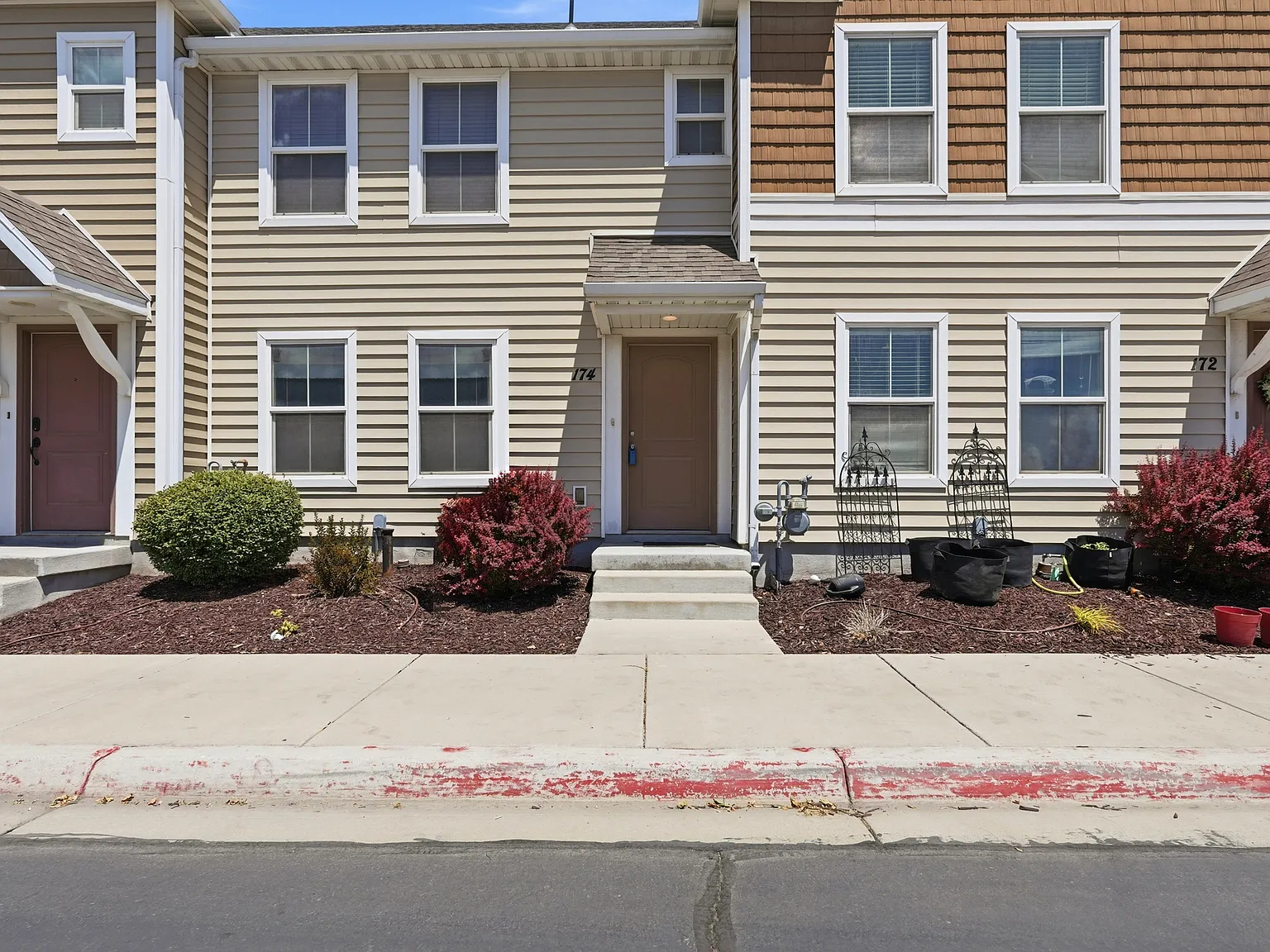 3 bed, 1302 sqft, $2,395 — Photo 1