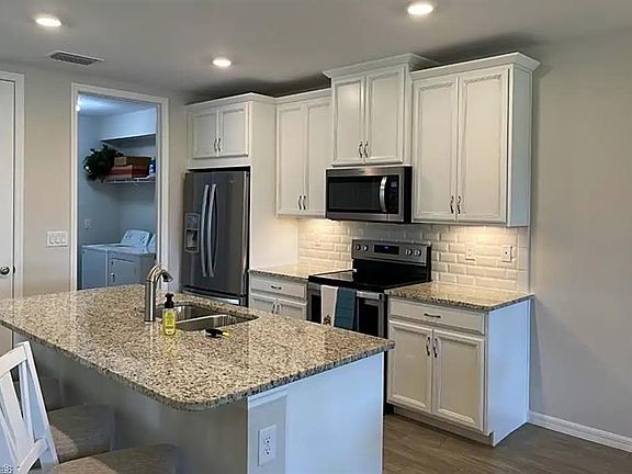 2nd image of 14927 Edgewater Cir