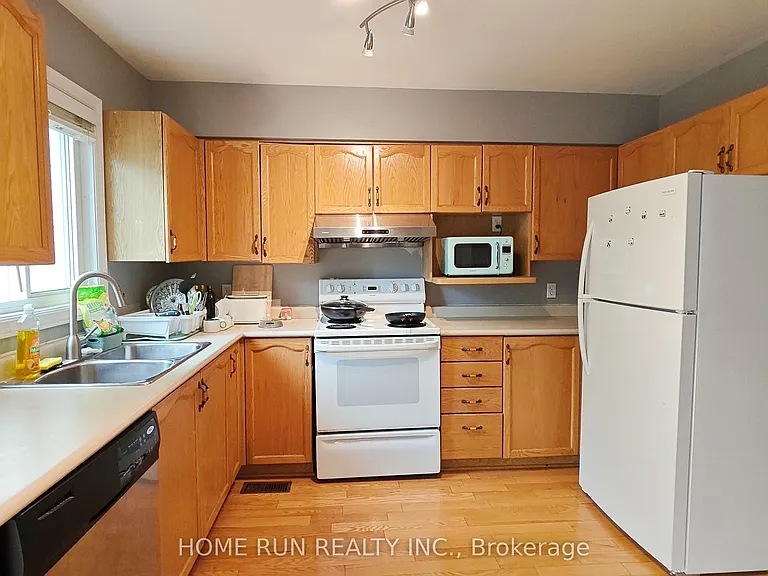 152 Thornbury Cres — Photo 12
