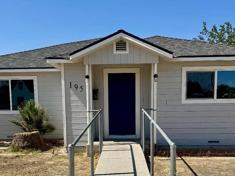 195 Hoover St — Photo 1