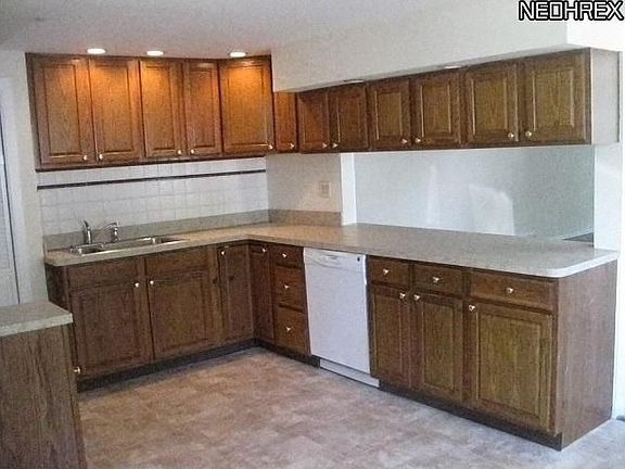 3rd image of 578 Simons Dr