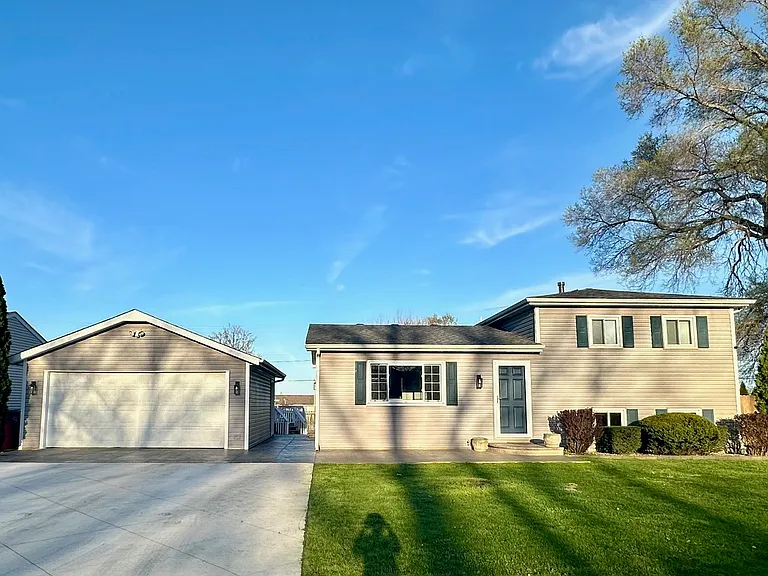561 Eastwood Dr — Photo 2