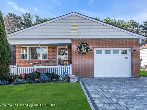 7 Oakham Court, Toms River, NJ 08757