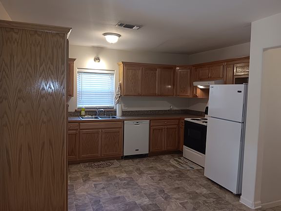 Kitchen - Refrig included