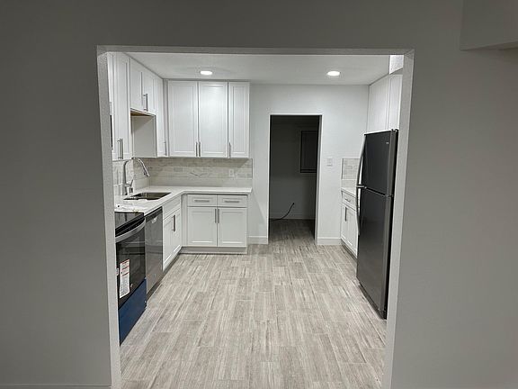 5th image of 1305 E Oakey Blvd