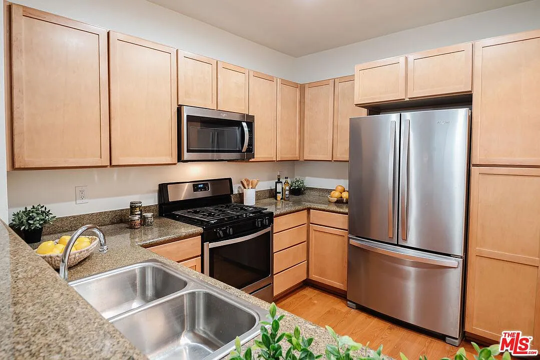 2 bed, 960 sqft, $4,050 — Photo 2