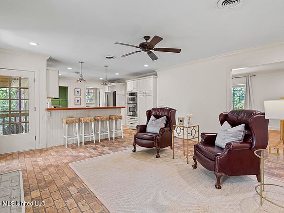 5th image of 2164 Southwood Rd