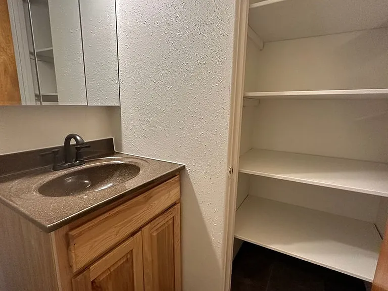 Yellowstone Apartments — Photo 12