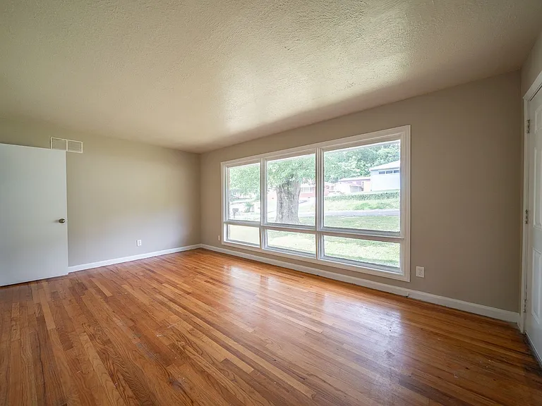 2204 7th Ave — Photo 3