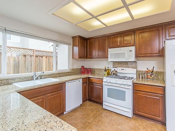 3rd image of 1131 Mariposa St