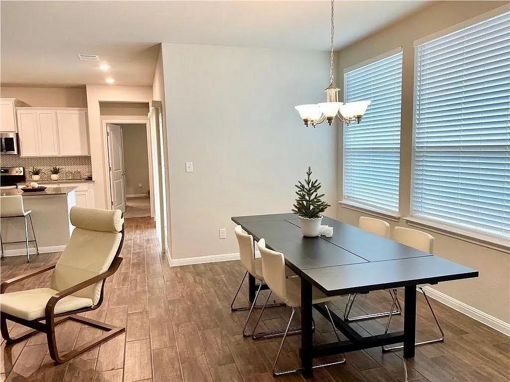 3 bed, 3.0 bath, 2058 sqft, $2,200 — Photo 4