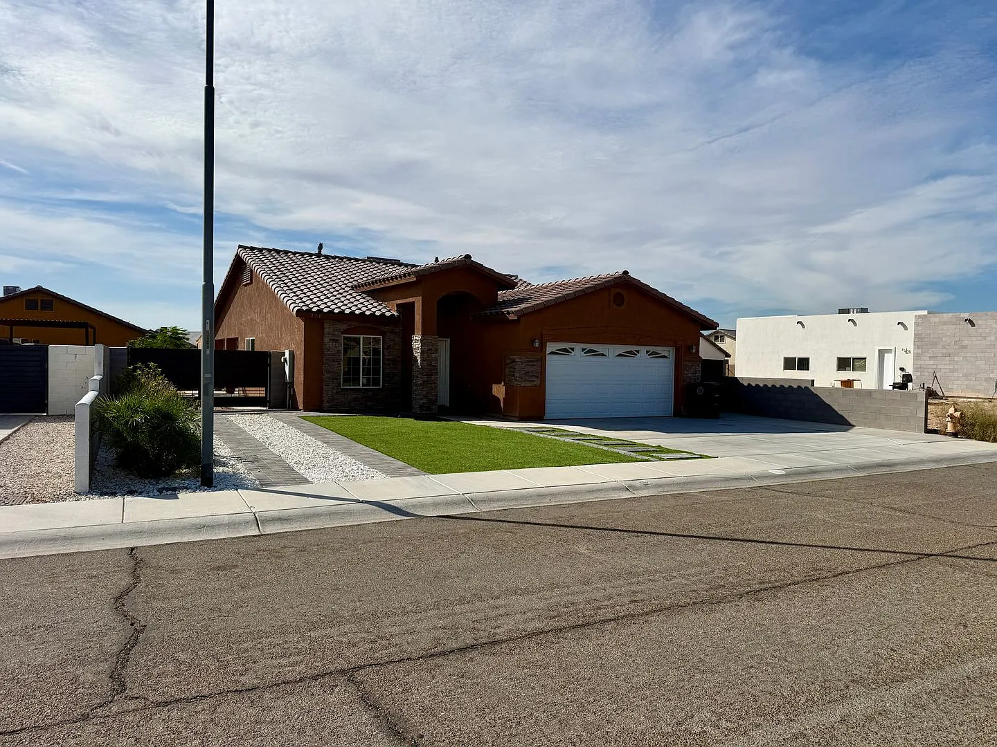 4 Bedroom Home in San Luis AZ. with Fenced Lot and Landcaping — Photo 2