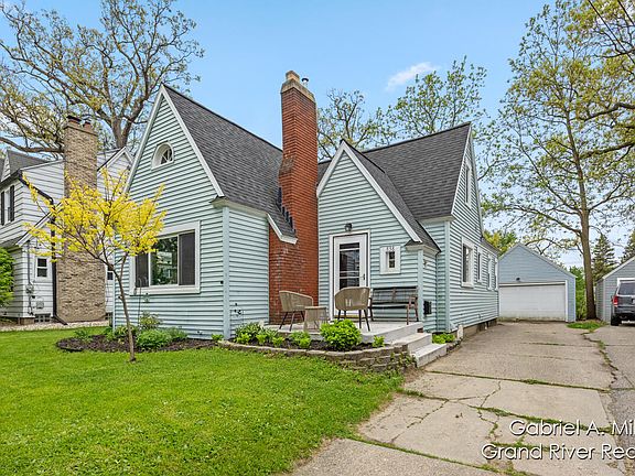 2nd image of 838 Oaklawn St NE