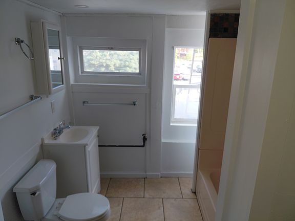 2nd image of 10 W Fulton St APT 1