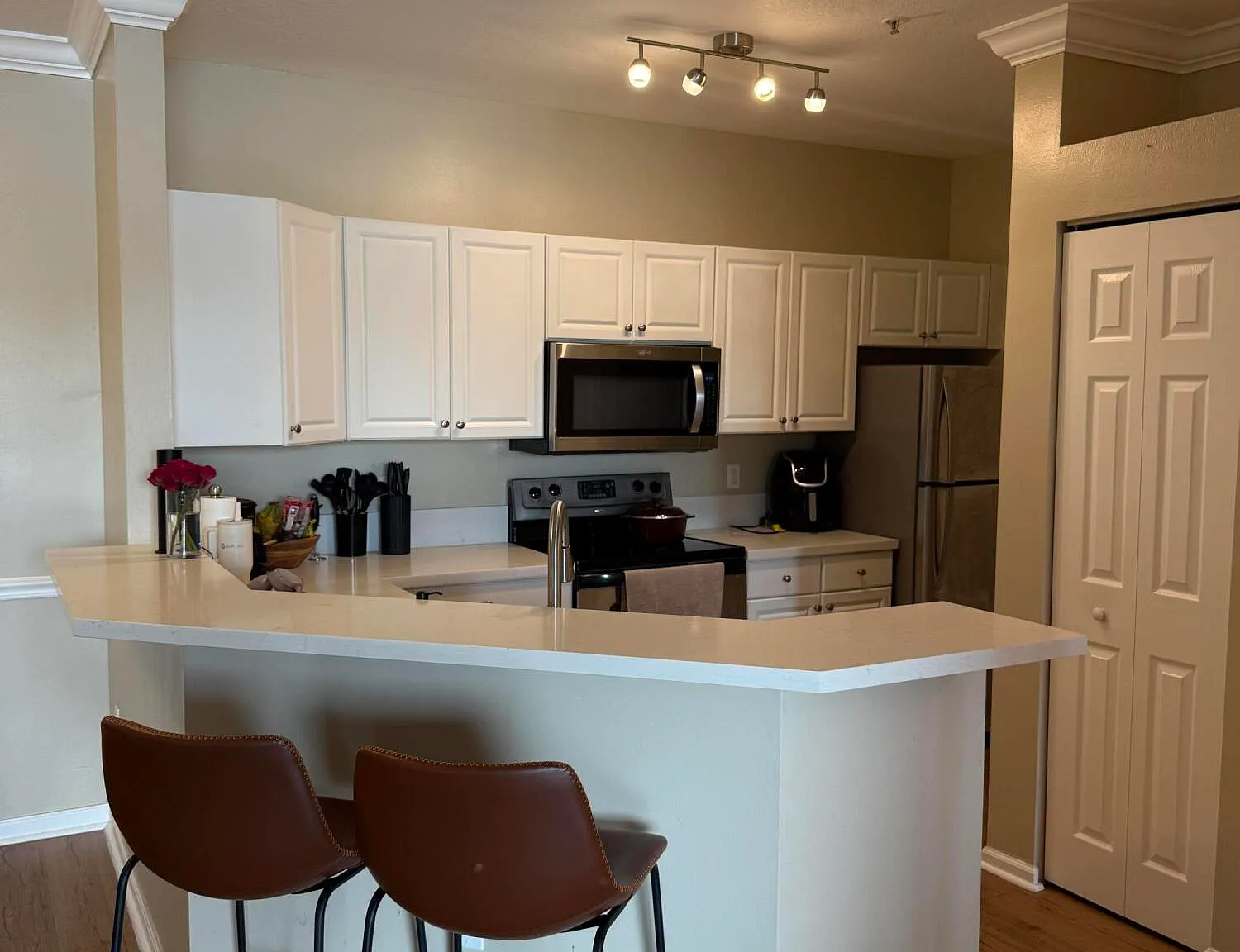 2 bed, 2.0 bath, 1048 sqft, $2,800 — Photo 2