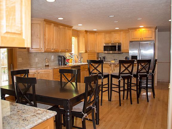 3rd image of 632 Concordia Cir