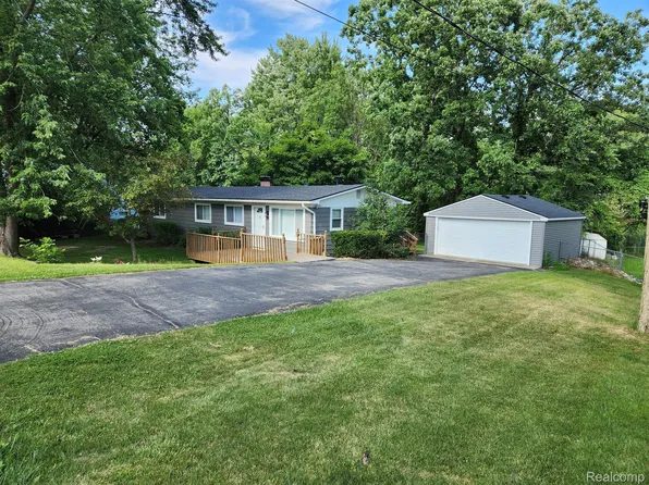 740 Reynolds Dr, Waterford, MI 48328
