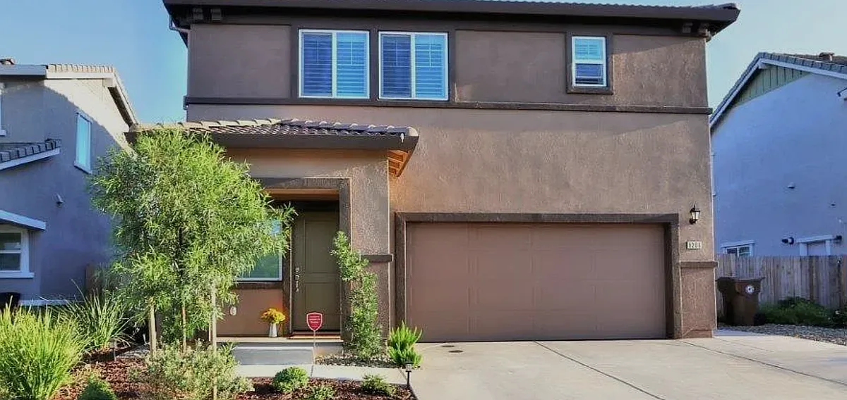 4 bed, 2.5 bath, 1811 sqft, $1,300 — Photo 1