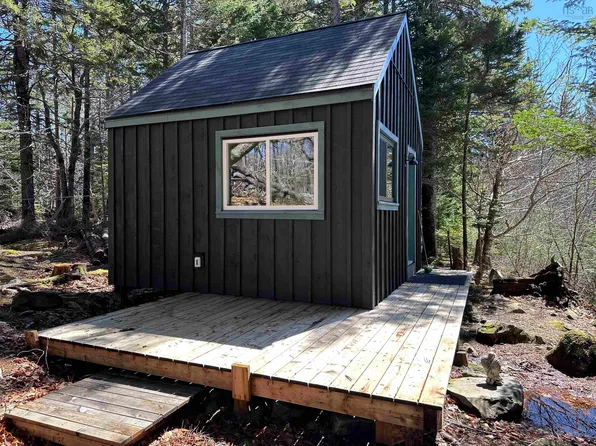 28 Hummingbird Ln, Lunenburg, NS B4V 7S8