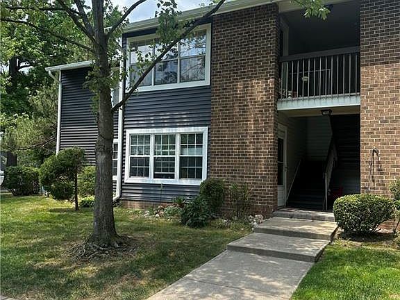 2nd image of 82 Pennsylvania Way